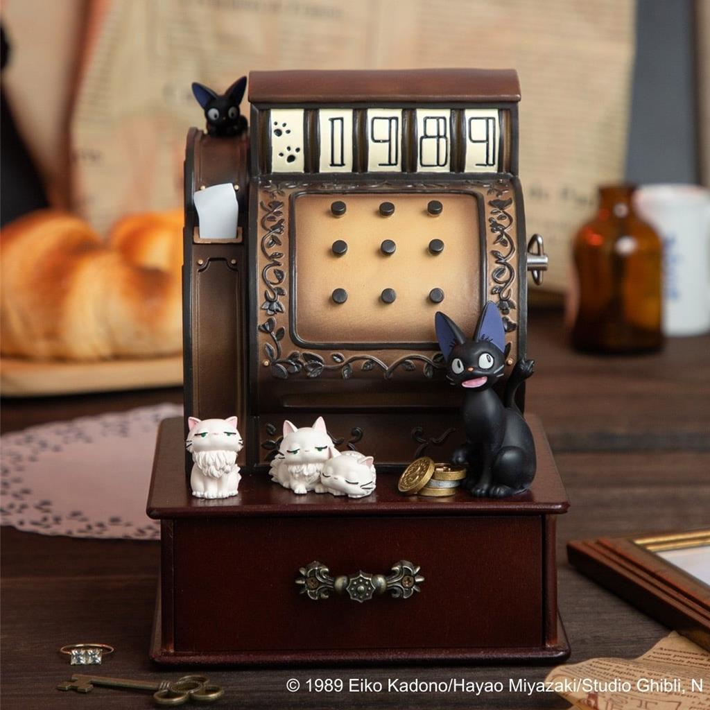 橡子共和國將於3月帶來「吉吉當店員」音樂盒,以復古色澤與舊式收銀台造型搭配悠揚音樂,抽屜還可拉開放飾品或小物。(Studio Ghibli提供/徐梓榕台北傳真)