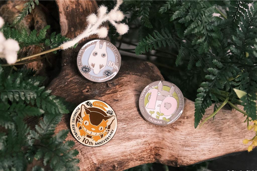 橡子共和國全新推出台灣獨家限量滿額禮,3款徽章以經典人氣作品《龍貓》為主題。(Studio Ghibli提供/徐梓榕台北傳真)