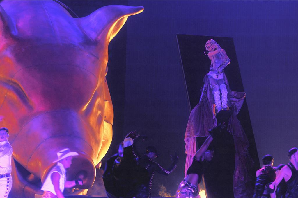 直擊》蔡依林又出招「騎5層樓高金豬」現身撒錢 全場瘋搶鈔票