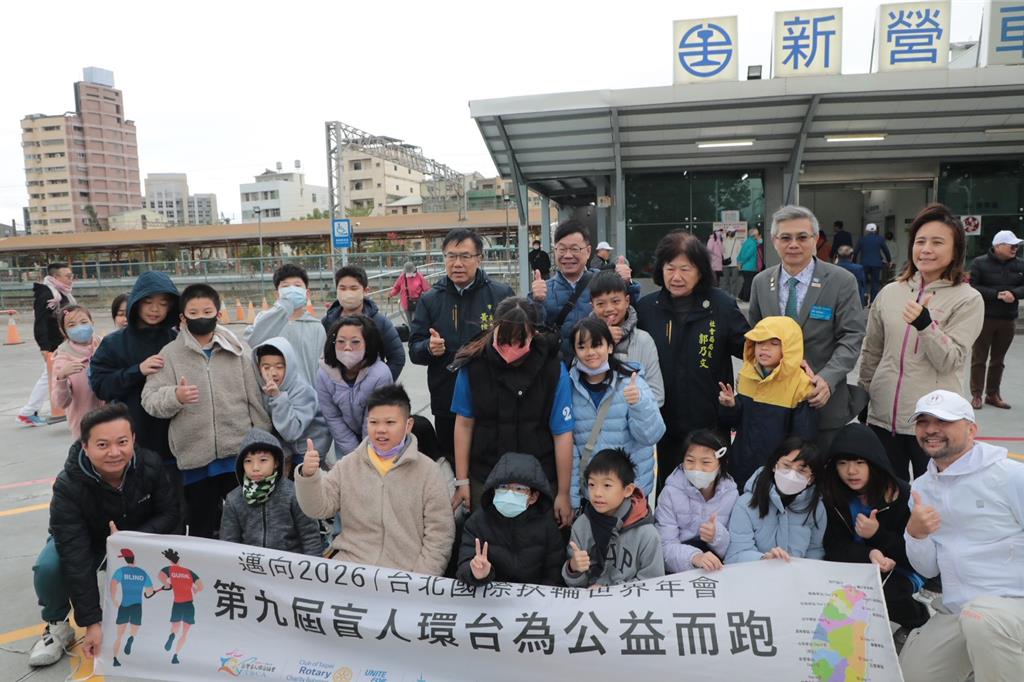 視障跑者為公益而跑 每天42公里募3千萬元年菜送暖弱勢