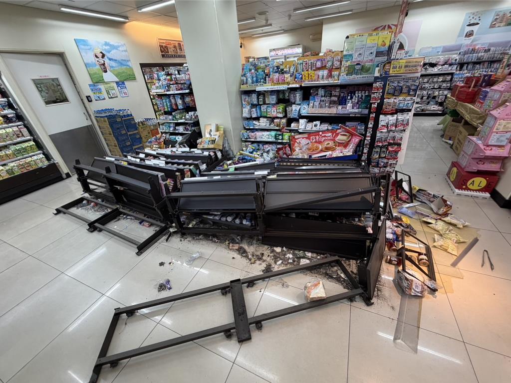 新北醉男元旦闖超商推倒酒瓶貨架 見警失控咆哮遭逮