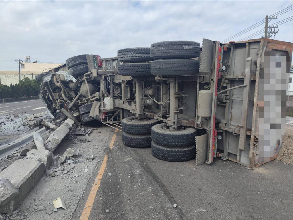 東港砂石曳引車疑爆胎自撞分隔島 當場翻覆油漬洩滿地