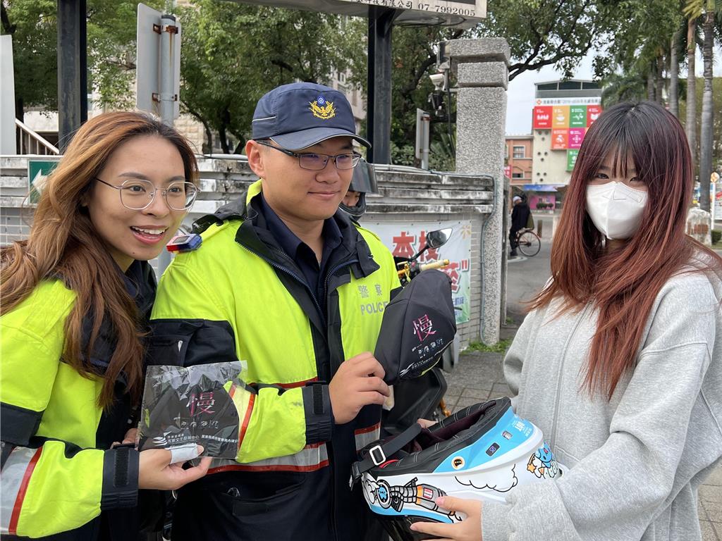 騎車前先看一眼 內埔警送「慢」字安全帽內襯給大學生