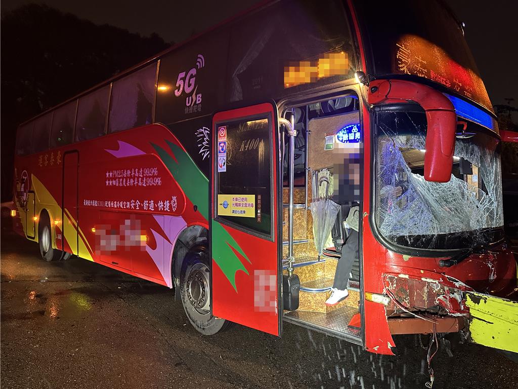 國1五楊高小客車疑「不當變換車道」 巴士閃避不及撞上