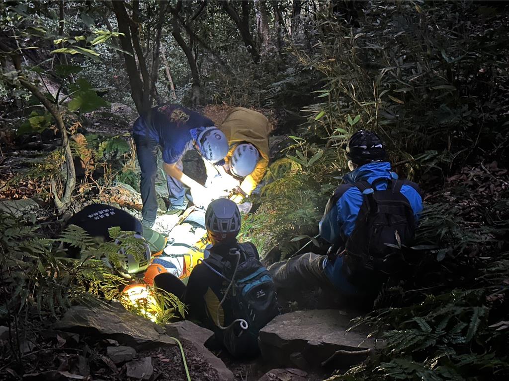 元旦登山頻傳意外 苗栗警消連續救2受傷女山友