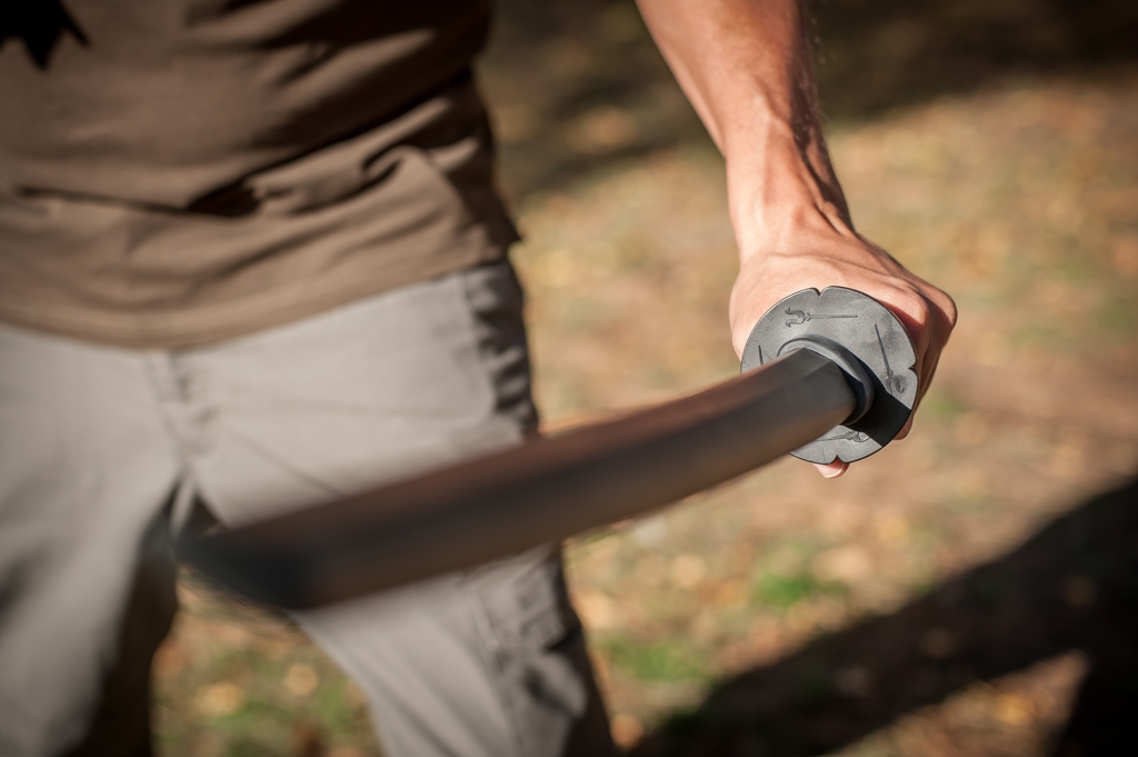 持33公分長刀闖前女友家猛刺新歡 員警也中3刀心臟受損