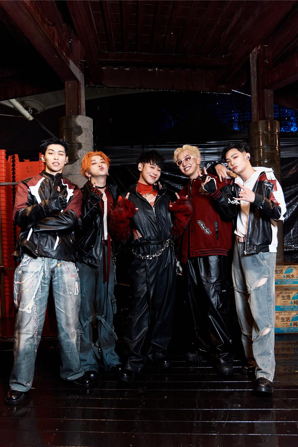 小賴在後台也遇到男團U:NUS,相約之後可以合作一首歌曲。(星向音樂國際有限公司提供)