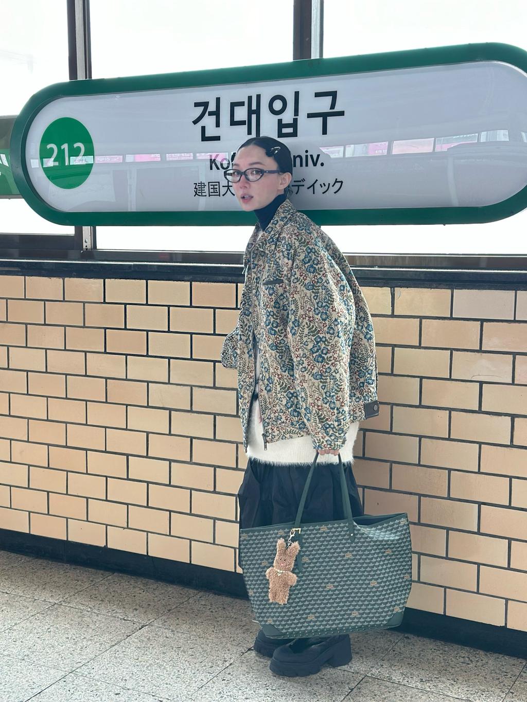 李杏日前至韓國旅遊，選擇Fauré Le Page Daily Battle 41 帝國綠綠色托特包做為旅伴。（Fauré Le Page 提供）