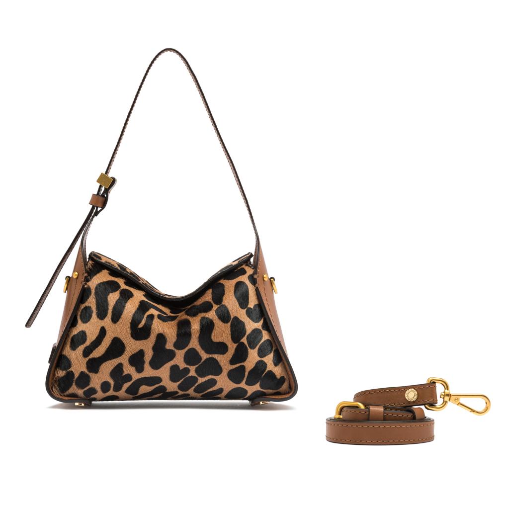 Gianni Chiarini Penelope小型豹紋肩背包 ，1萬6800元。（Gianni Chiarini 提供）