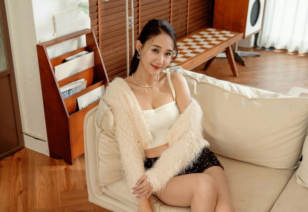 何妤玟迎49歲生日 辣曬小蠻腰大長腿凍齡模樣曝光