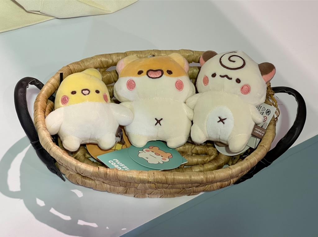 瑪芬角落快閃店推出瑪芬丸、大偉蛋及可可卷的絨毛鑰匙圈。（徐梓榕攝）