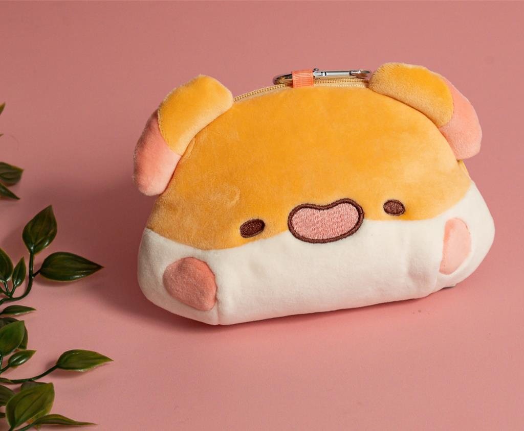 瑪芬角落快閃店推出業者首推的圓滾滾瑪芬丸絨毛收納包。（WeTrust信賴互動行銷有限公司提供／徐梓榕台北傳真）