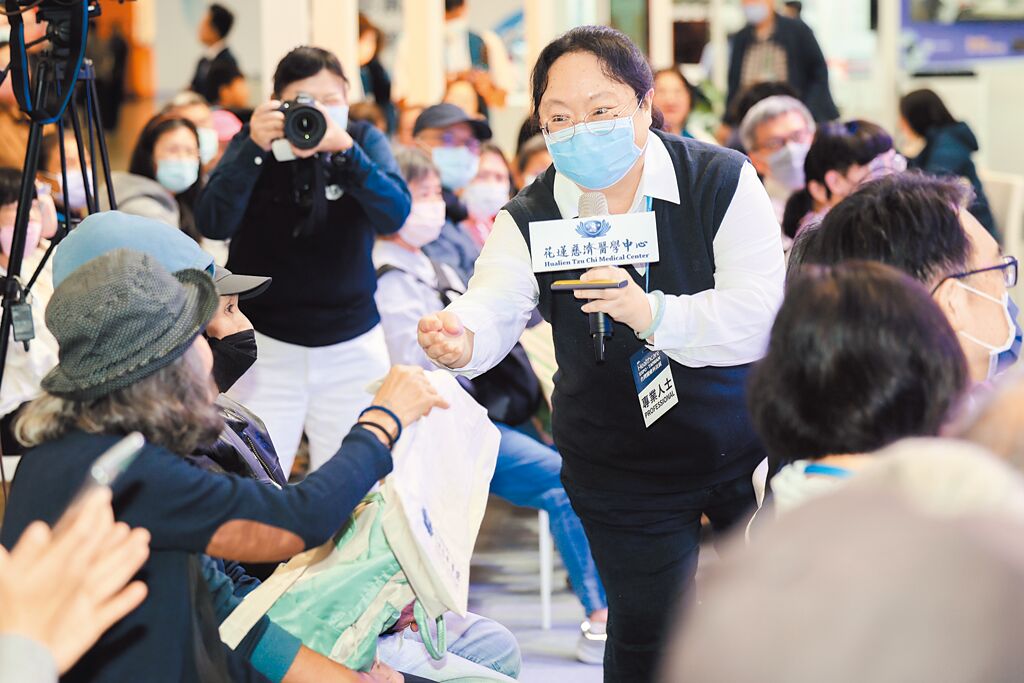 「2025台灣醫療科技展慈濟健康講座」，由花蓮慈濟醫院營養科副主任童麗霞主講「消化管癌的飲食風險因子」，吸引許多民眾參加。（郭吉銓攝）