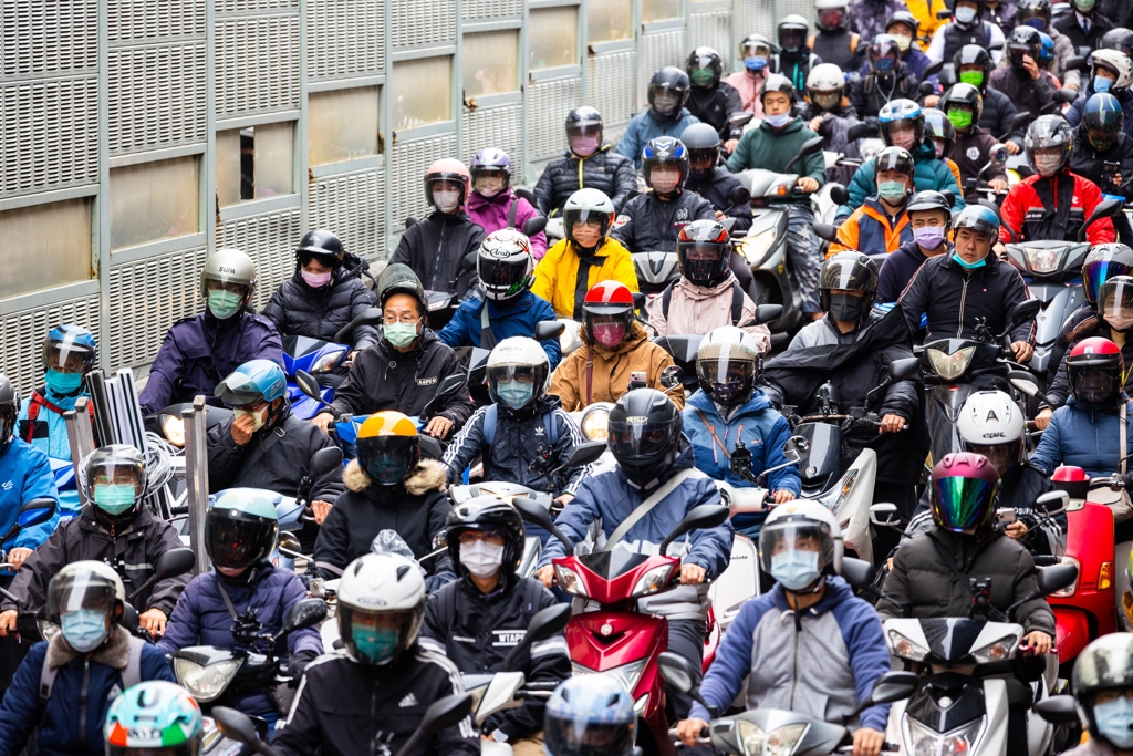 天氣爆冷騎車怎保暖?機車族推禦寒穿搭:一件就夠