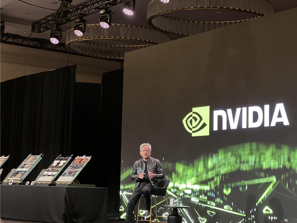 CES 2026》黃仁勳:AI工廠建設潮才剛開始 H200供應鏈正在啟動