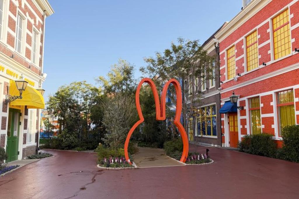 Miffy 夢幻小鎮充滿布魯納色彩街景。 記者-何昕穎/攝影