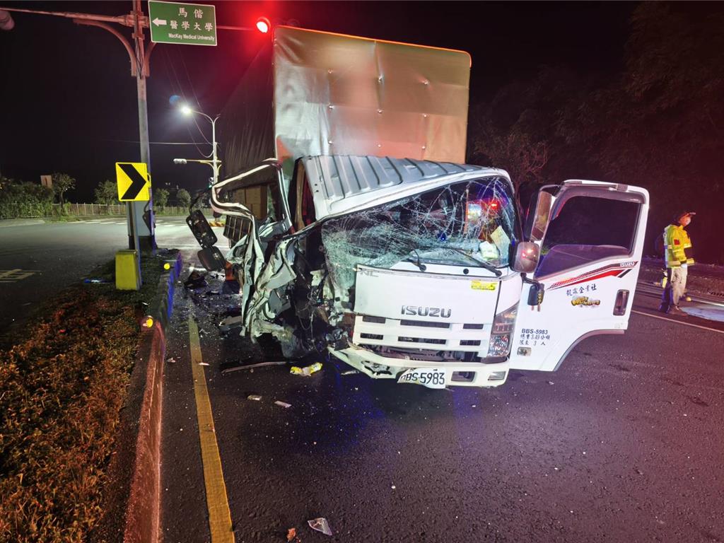 新北三芝區台2線7日清晨發生一起自撞車禍，，1輛小貨車撞上中央分隔島後衝入對向車道。（新北市消防局提供）