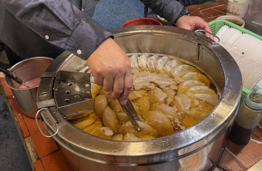 香味滿溢的肉圓與油粿。(施景耀 攝)