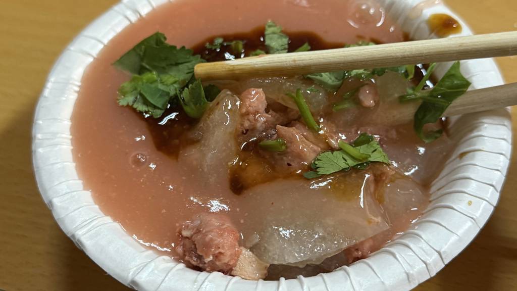 台北少見的紅糟口味肉圓。(施景耀 攝)