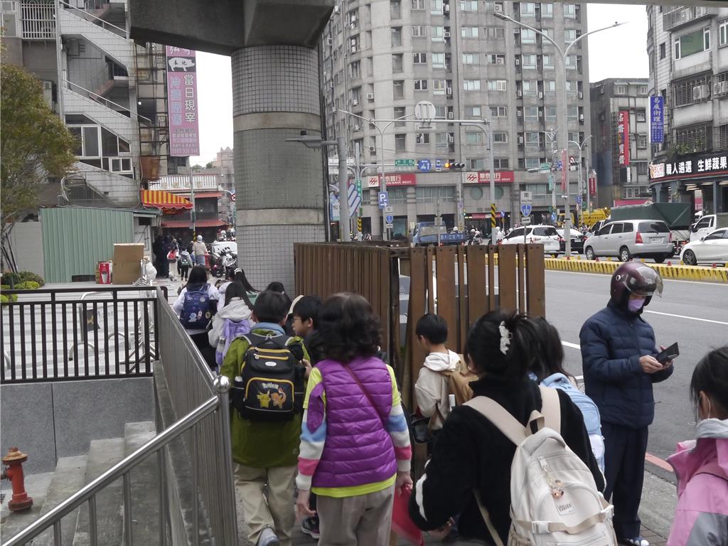 丹鳳國小人行道卡橋墩、變電箱 新北擬懸臂拓寬2公尺