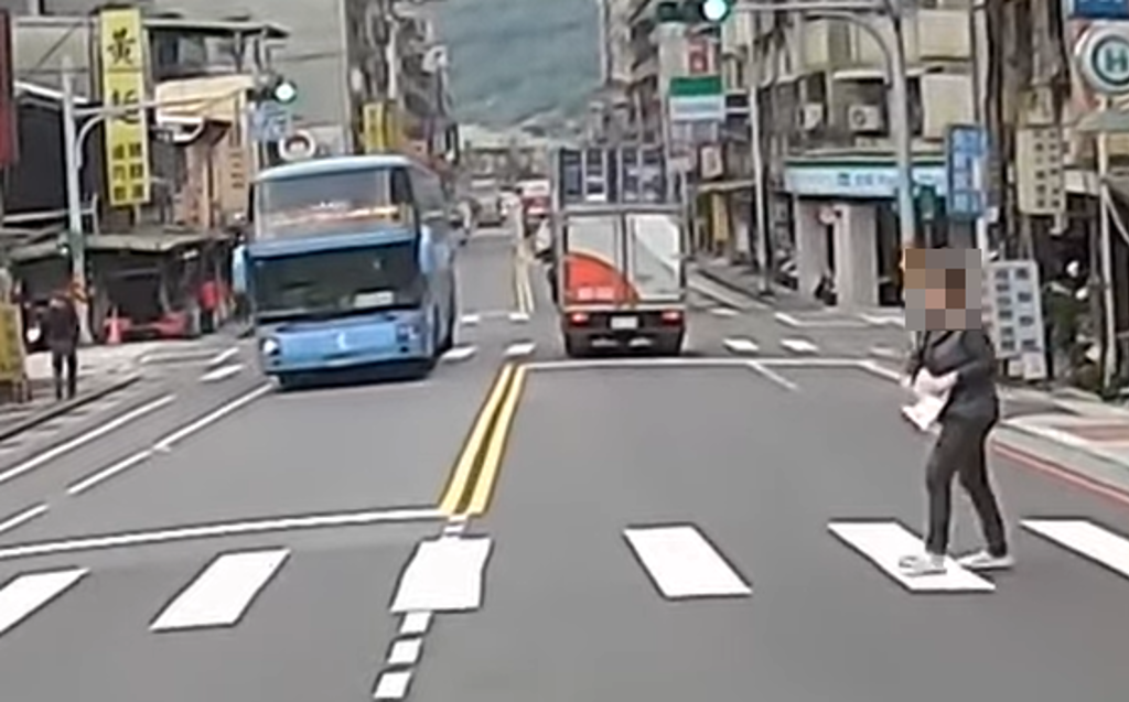 又見行人違規!無視號誌過馬路 婦人闖紅燈險撞上客運