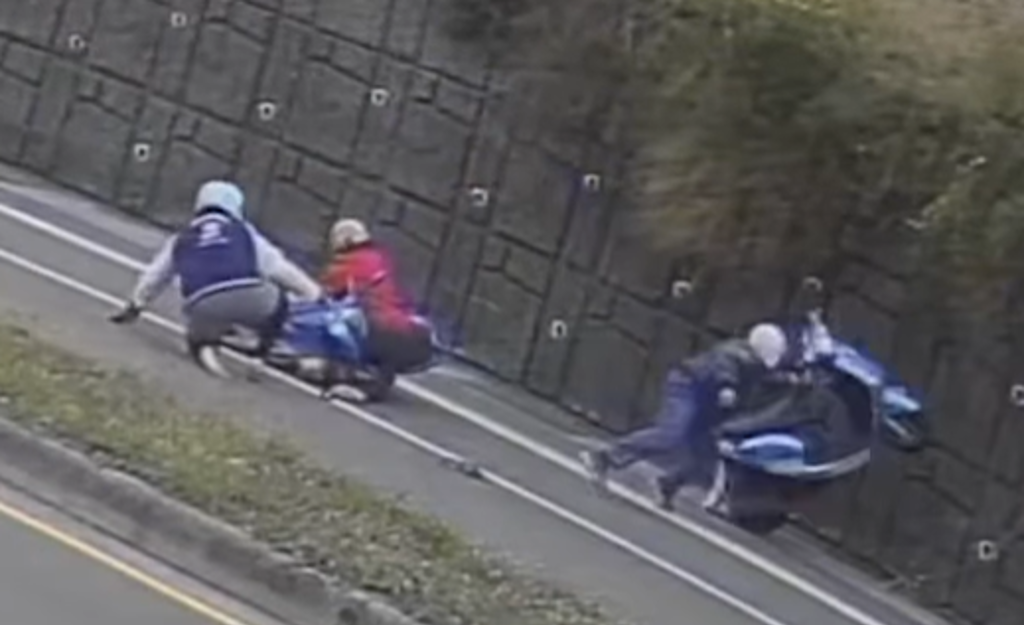 台南有名熱心男騎士要幫忙車禍現場，沒想到卻誤催油門，連人帶車噴飛撞山壁。（翻攝自臉書WoWtchout－地圖型行車紀錄器分享平台）