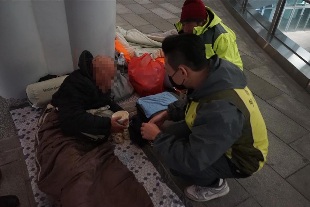 寒流來襲 高雄街友中心床位空蕩蕩 社工曝原因:寧願露宿街頭