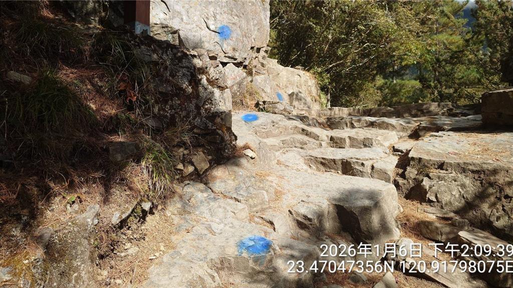 玉山前峰遭毀容!步道石塊驚見連環噴漆「藍圓點」