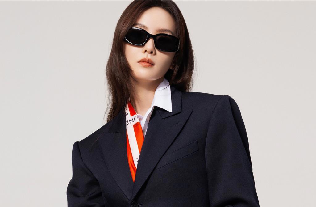 CELINE以許願樹迎馬年 劉詩詩拎酒紅Crystal皮革手袋出鏡