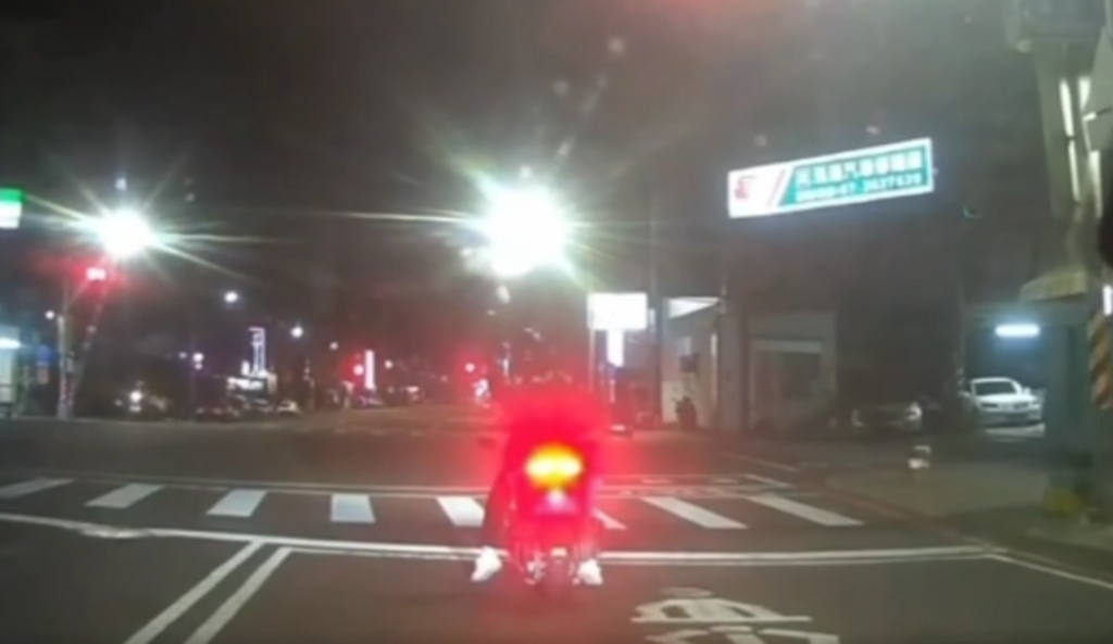 深夜攔停紅燈騎士急喊「你車下有貓」 警暖心救援