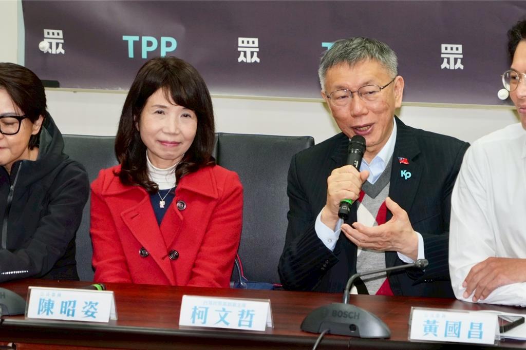 民眾黨前主席柯文哲日前為白委陳昭姿「人工生殖法」到立院遊說藍綠立委,且對「兩年條款」態度鬆動,並點頭讓陳昭姿留任至法案通過。(中時資料照,民眾黨團提供)