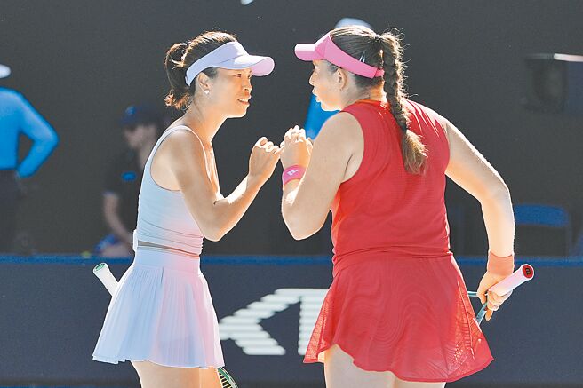 謝淑薇(左)與奧斯塔彭科在2026澳網女雙止步8強。(美聯社資料照片)