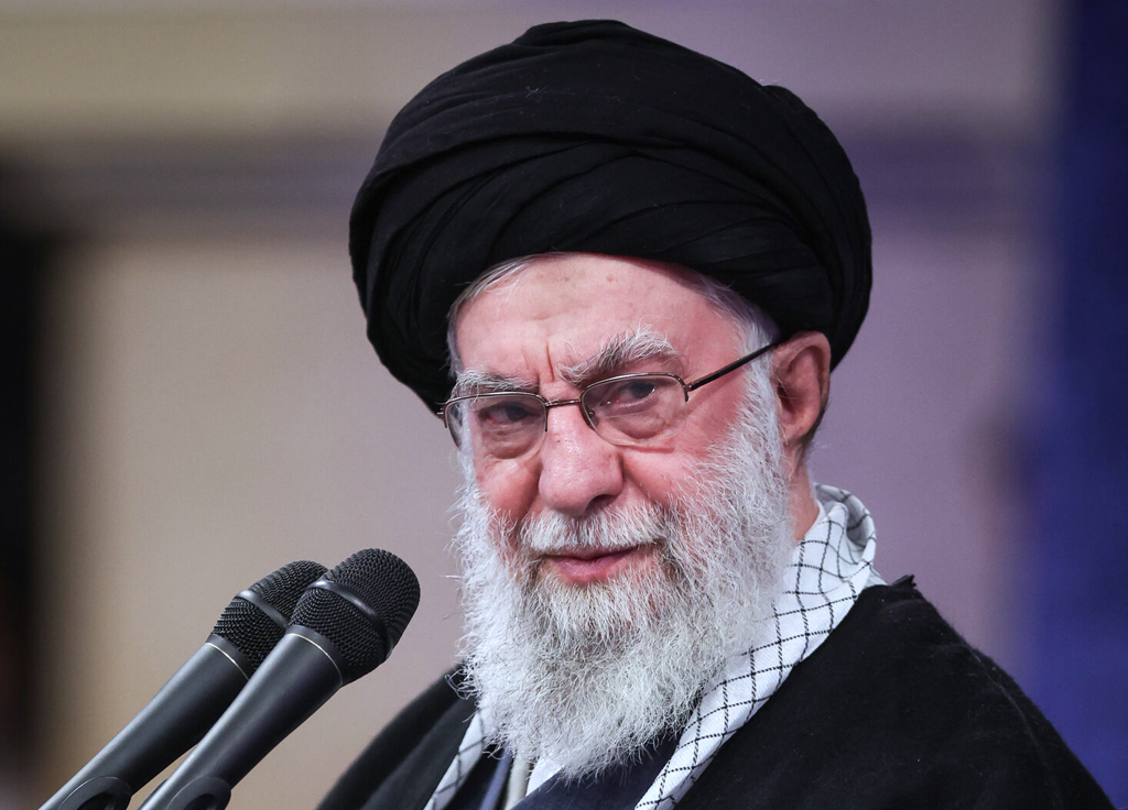 伊朗最高领袖哈梅内伊(Ayatollah Ali Khamenei)1月3日在德黑兰出席会议的神情。 (美联社)