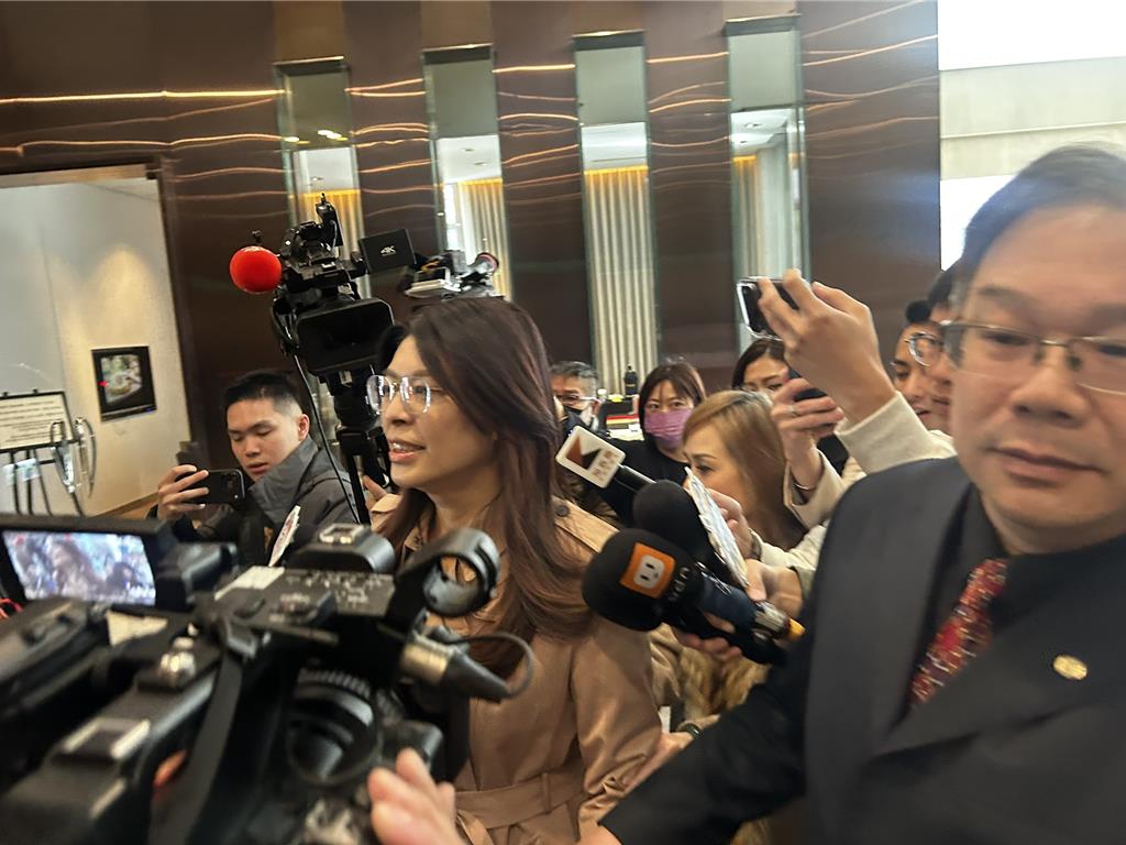 國民黨主席鄭麗文9日出席1111幸福企業頒獎典禮，會前受訪。（陳薏云攝）