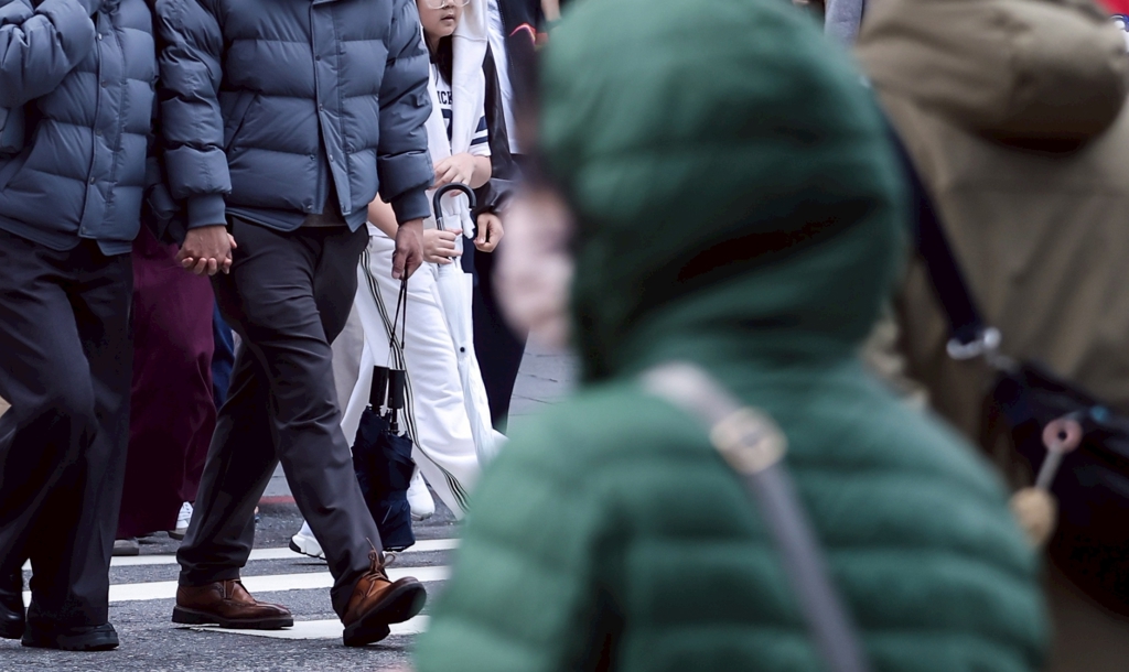 不尊重寒流5度!機車騎士穿短袖短褲 3萬人傻眼