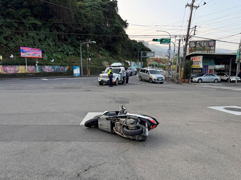 驚悚車禍!新店路口直行車撞翻左轉機車 女騎士倒地掛彩