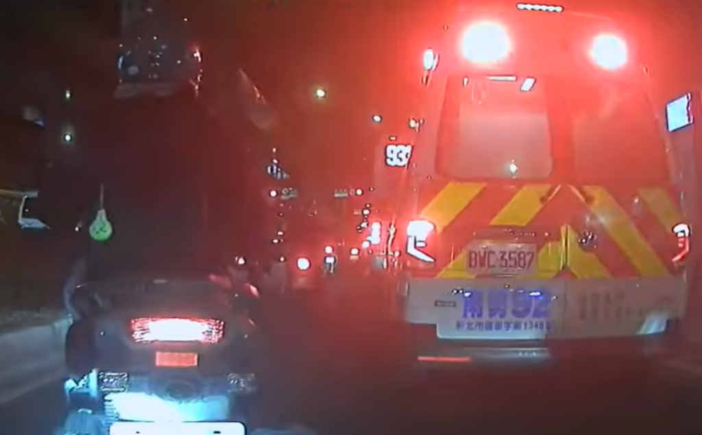 救護車卡車陣! 騎士狂按喇叭嘆:路口科技執法沒人讓