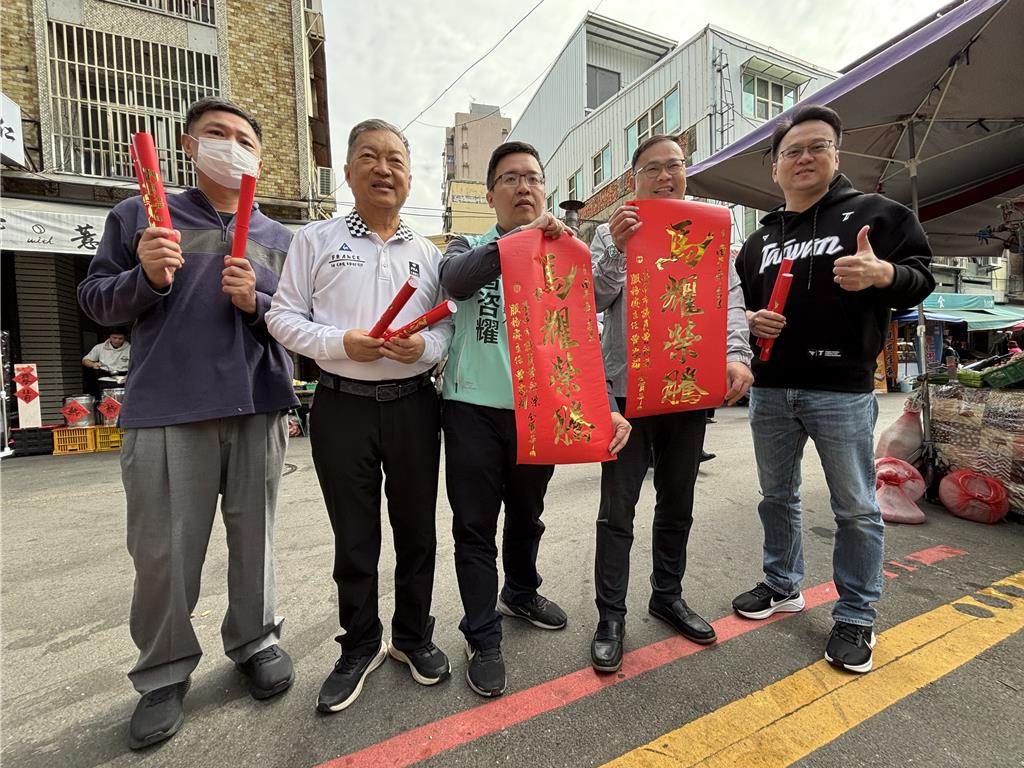 王義川助攻「最資深的新人」 陪曾咨耀北屯市場發春聯