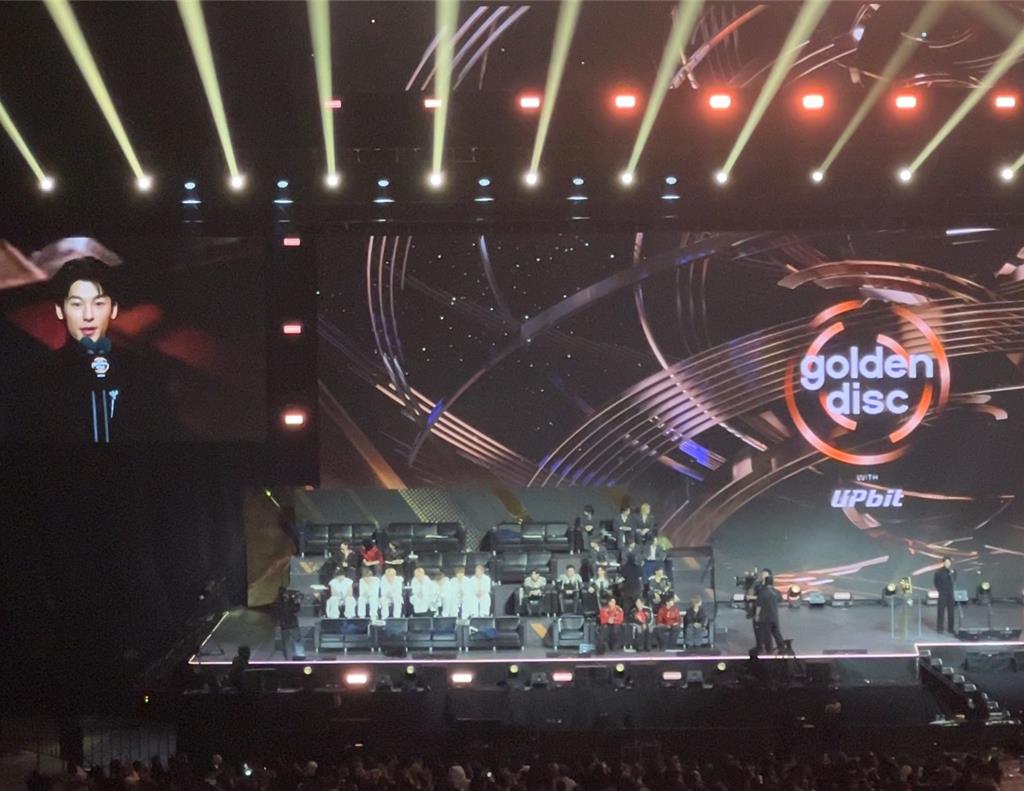 金唱片》許光漢跳完撒嬌舞又秀流利韓文 黑西裝登場帥翻大巨蛋