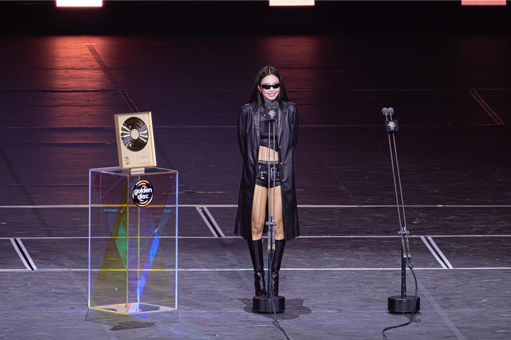 金唱片》JENNIE奪4獎成大贏家!GD「驚喜現身」嗨祝新年快樂