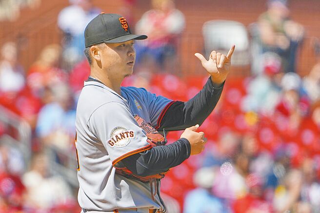 鄧愷威名單調整被交易至太空人 clashed for 40-man roster space