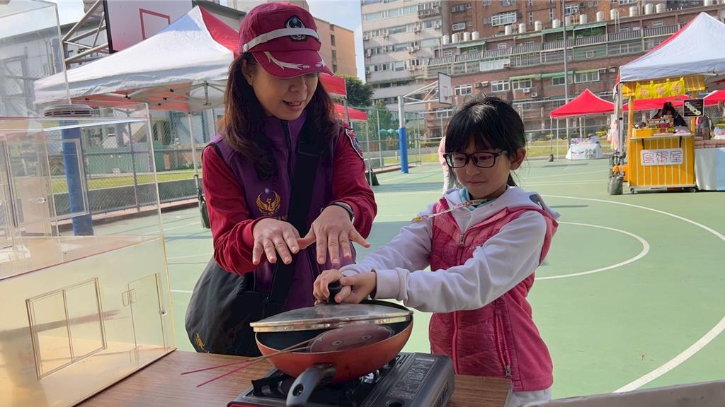 桃消結合市集推廣防災 模擬住宅濃煙、體驗油鍋起火撲滅