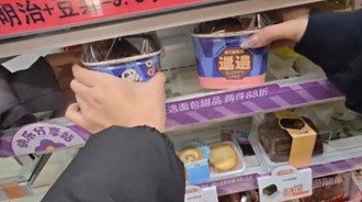 超商購物超糗！商品拿不出來「卡住」 店員一招神化解