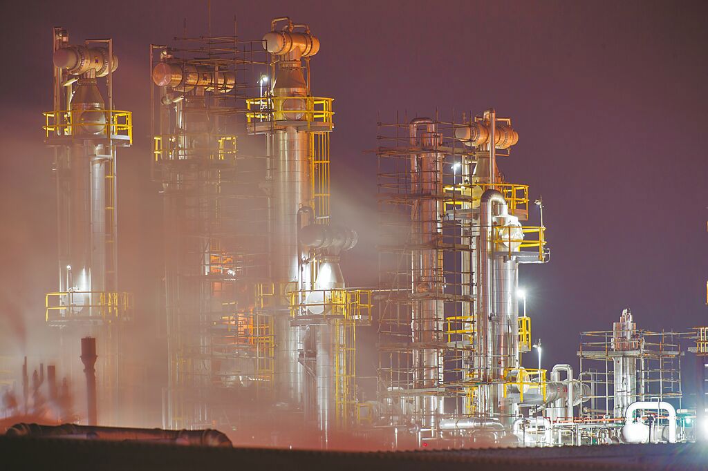 碳費開徵!鋼鐵、水泥等17行業符條件 減量達標打2折