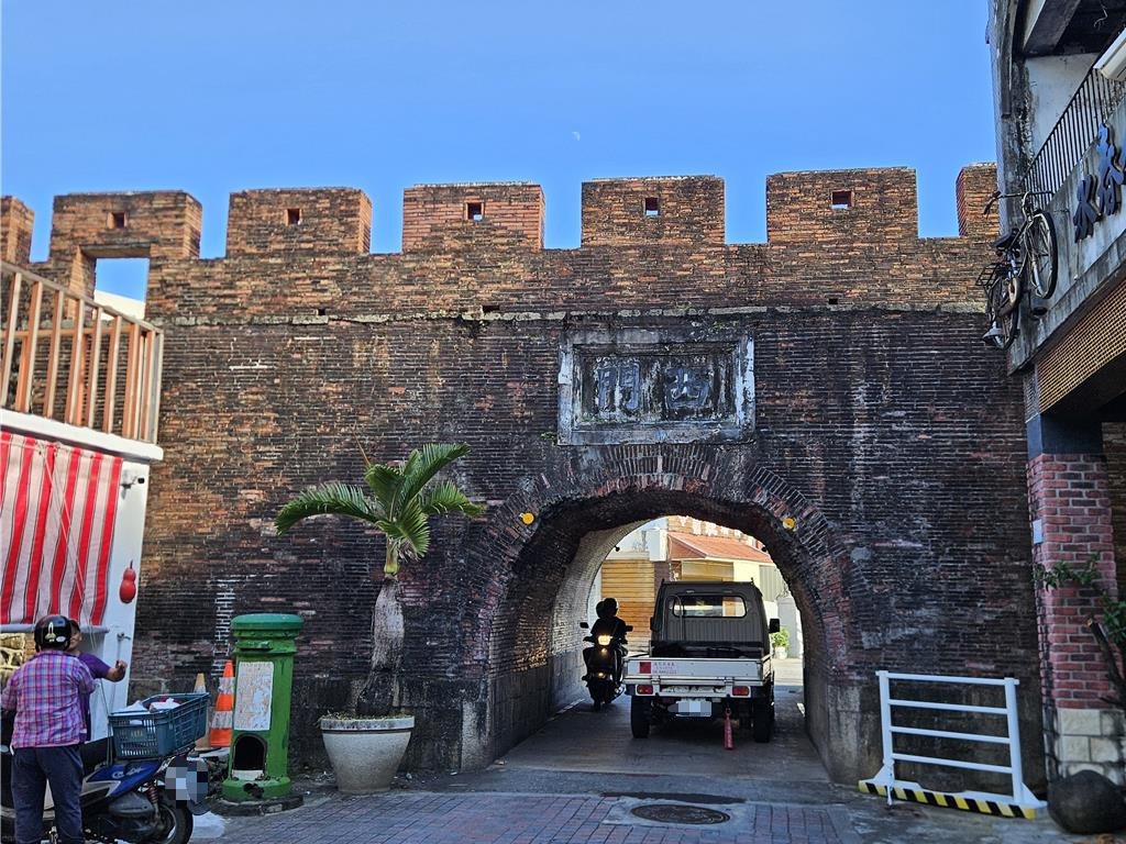 恆春古城西門屢遭撞 1/30起試辦禁行4輪車