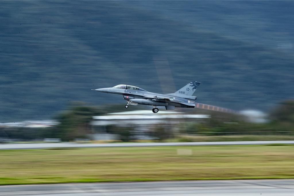 F-16戰機完成「天安二號」特檢 第五聯隊長率隊帶頭復飛