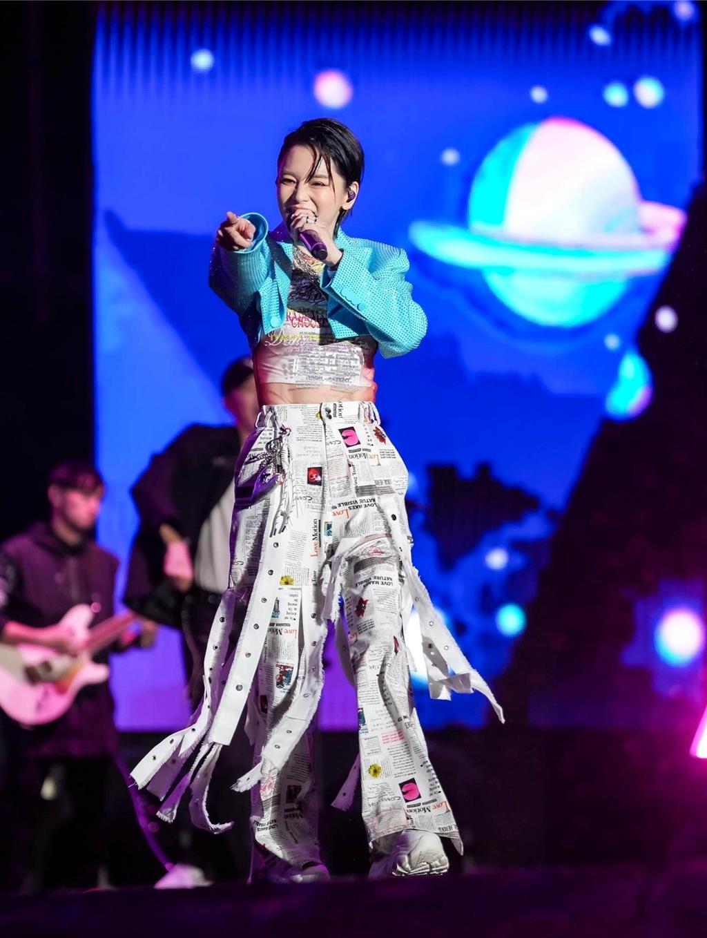 徐若瑄拿跨年戰袍做公益 舒淇、王心凌、賈靜雯都來了