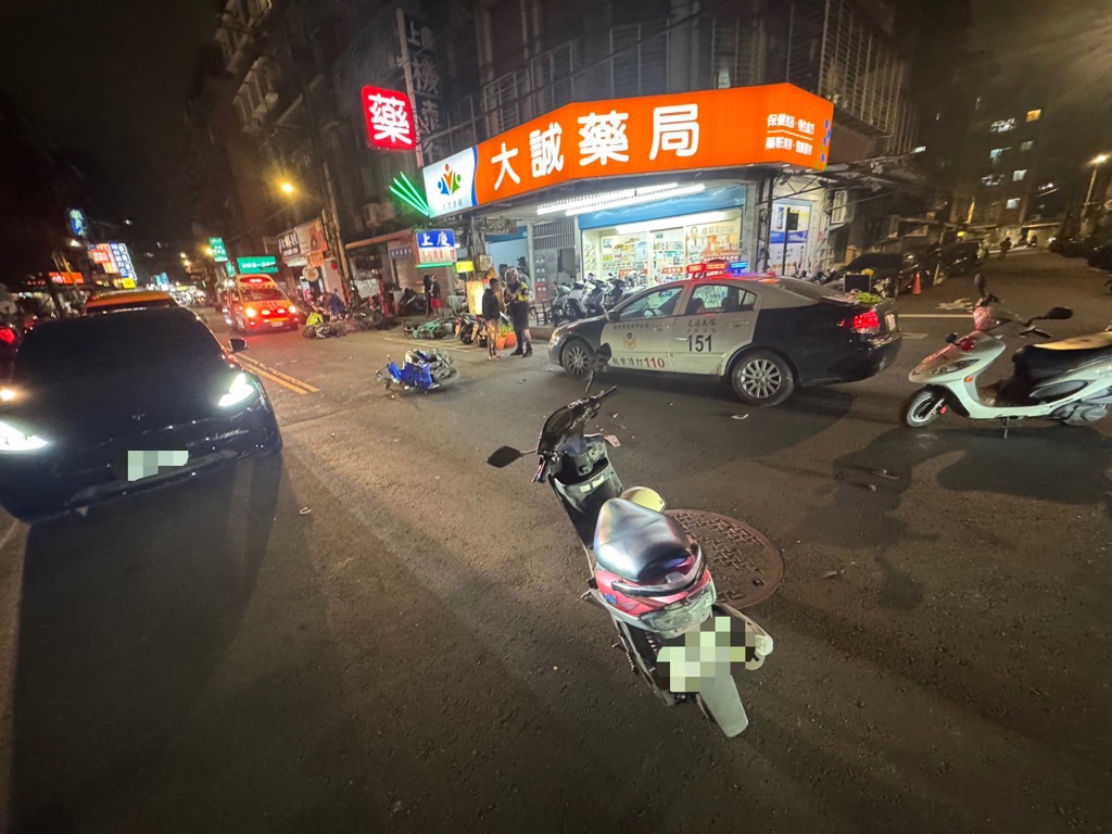 中和街頭對撞!21歲騎士左轉「擊落」2直行車 波及無辜機車