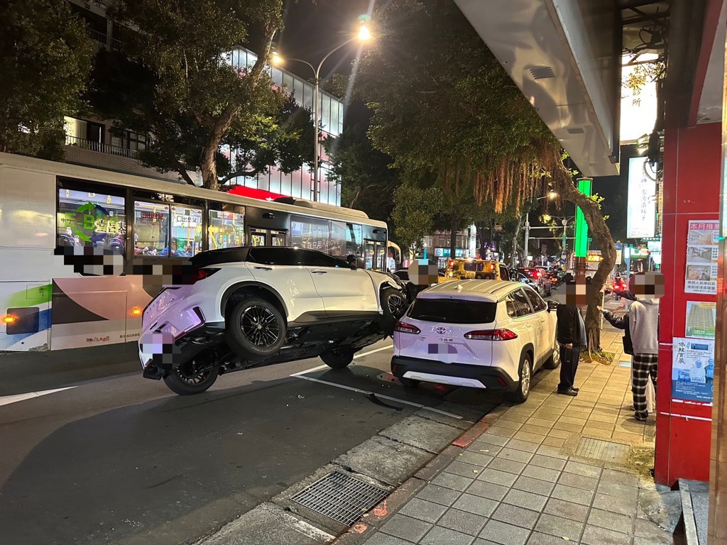 休旅車失控衝撞「爬上」違停車! 機車騎士慘捲車底