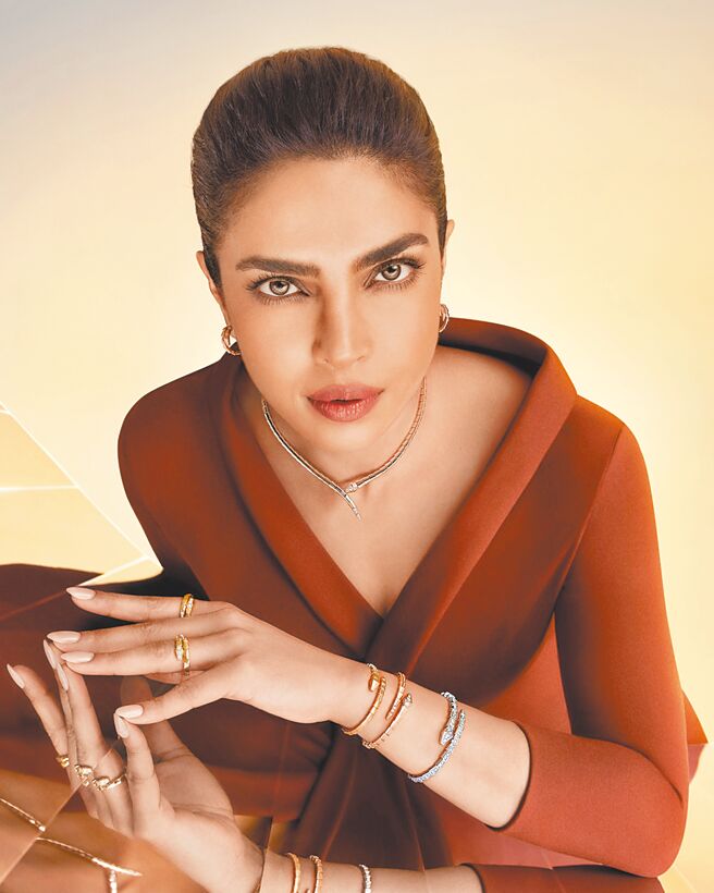 安海瑟薇、琵豔卡攜手演繹寶格麗Serpenti Viper系列